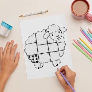 Puede incluir: Un dibujo en blanco y negro de una oveja con un cuerpo de patchwork. La oveja tiene una cabeza redonda con dos orejas pequeñas y una nariz pequeña y redonda. El cuerpo de la oveja está dividido en cuadrados, y cada cuadrado está delineado con una línea negra. La oveja está de pie sobre un fondo blanco.