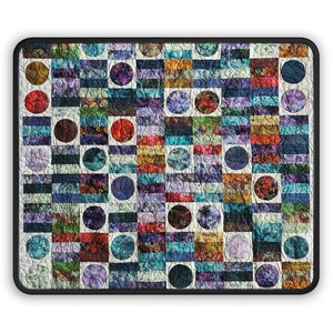 Mauspad mit kreisförmigem und quadratischem Quiltmuster