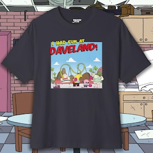 T-shirt « Daveland » d'amis souriants | T-shirt graphique unisexe | Marchandise de dessin animé culte | Chemise parodie comique | Vêtements pour fans sur le thème des dessins animés