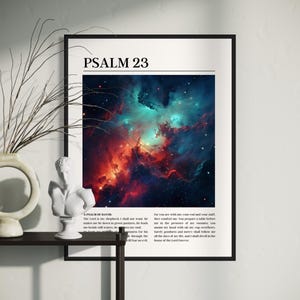 Puede incluir: Un póster imprimible en blanco y negro con una imagen de nebulosa colorida y el texto "PSALM 23" en negrita, en negro. El texto debajo de la imagen es un salmo de David.