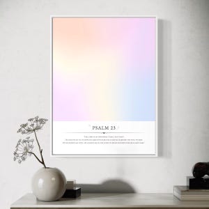 Puede incluir: Impresión artística enmarcada con un fondo degradado pastel en tonos rosa, amarillo y azul. El texto "PSALM 23" se muestra encima de una cita de la Biblia. La impresión se muestra en una pared blanca.