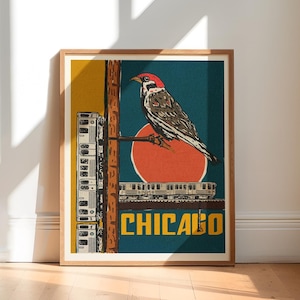 Pode incluir: Um pôster emoldurado com um design retrô que apresenta um pássaro empoleirado em um trilho de trem contra um fundo azul e amarelo. O texto "CHICAGO" é impresso em amarelo na parte inferior do pôster.