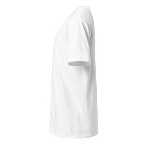 Op de afbeelding: Een wit T-shirt met korte mouwen en een ronde hals.