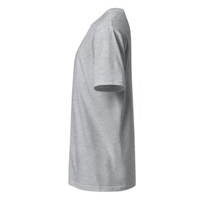 Op de afbeelding: Een grijs t-shirt met korte mouwen. Het t-shirt wordt van de zijkant getoond.