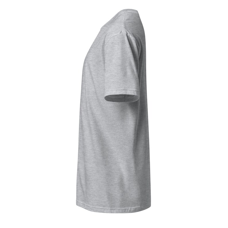 Op de afbeelding: Een grijs t-shirt met korte mouwen. Het t-shirt wordt van de zijkant getoond.