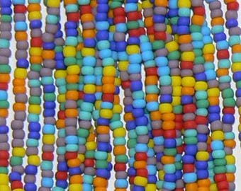 Könnte beinhalten: Nahaufnahme einer Vielzahl von bunten Glasperlen. Die Perlen sind klein und rund und in einem zufälligen Muster angeordnet. Die Farben der Perlen umfassen Rot, Orange, Gelb, Grün, Blau, Lila und Braun.