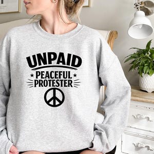 Unpaid Peaceful Protester Shirt, Activist Tee, Peace Sign T-Shirt, No Kings Movement Sweatshirt, Political Protest Crewneck, Rally Gift immagine 7
