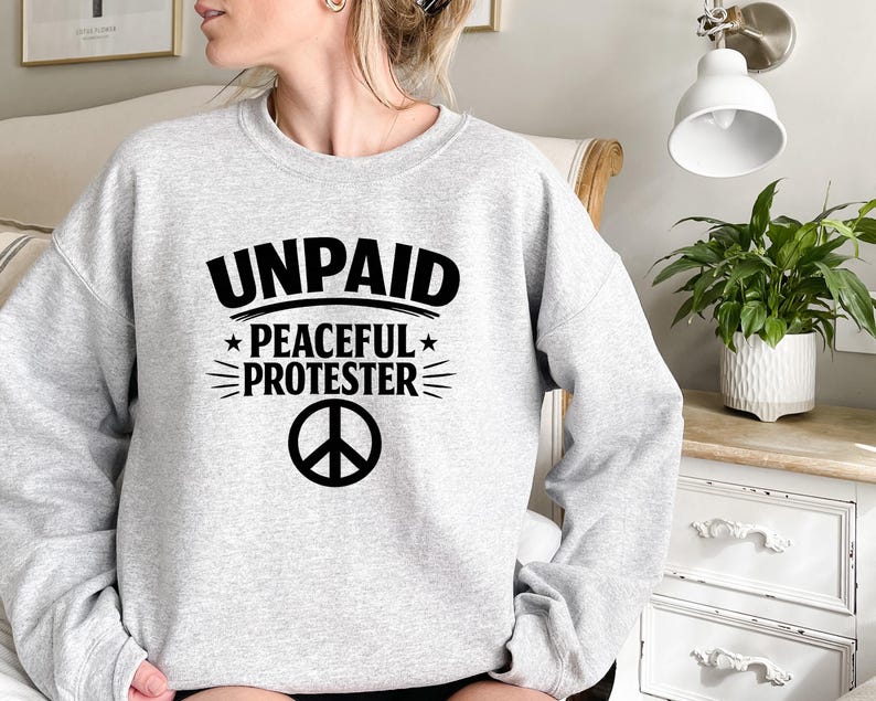 Unpaid Peaceful Protester Shirt, Activist Tee, Peace Sign T-Shirt, No Kings Movement Sweatshirt, Political Protest Crewneck, Rally Gift immagine 7