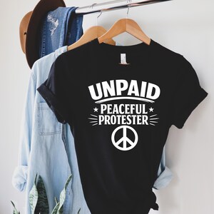 Unpaid Peaceful Protester Shirt, Activist Tee, Peace Sign T-Shirt, No Kings Movement Sweatshirt, Political Protest Crewneck, Rally Gift immagine 4