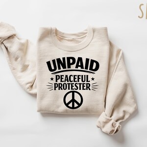 Unpaid Peaceful Protester Shirt, Activist Tee, Peace Sign T-Shirt, No Kings Movement Sweatshirt, Political Protest Crewneck, Rally Gift immagine 5
