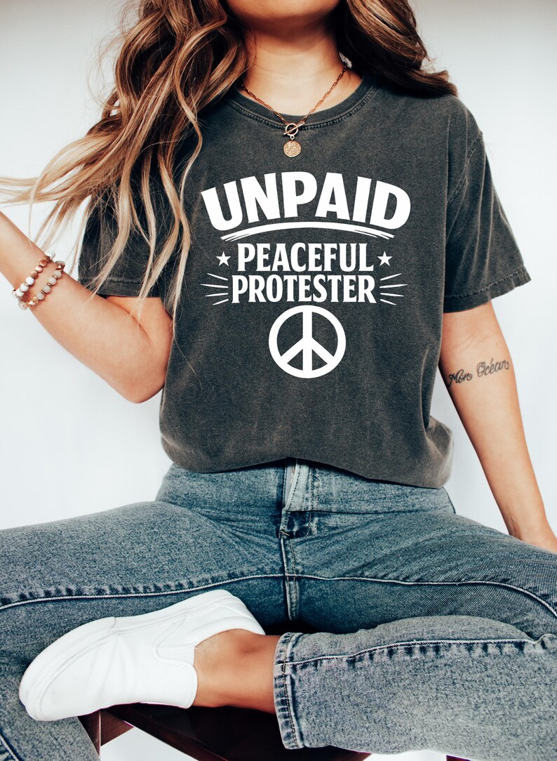 Unpaid Peaceful Protester Shirt, Activist Tee, Peace Sign T-Shirt, No Kings Movement Sweatshirt, Political Protest Crewneck, Rally Gift immagine 2
