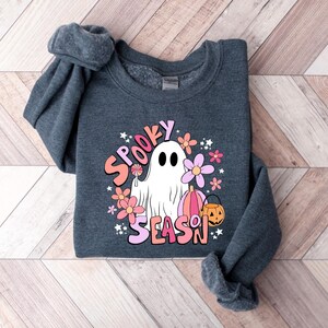 Spooky Season Sweatshirt, Retro Spooky Shirt, Spooky Halloween, Halloween Shirt, Fall Vibes, Cozy Season Shirt, Cute Fall Shirt bild 3