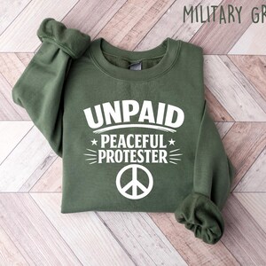 Unpaid Peaceful Protester Shirt, Activist Tee, Peace Sign T-Shirt, No Kings Movement Sweatshirt, Political Protest Crewneck, Rally Gift immagine 6