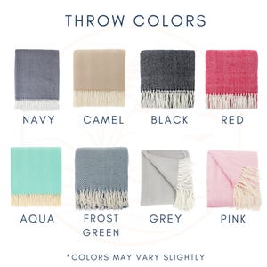 Puede incluir: Exhibici&oacute;n de ocho mantas en varios colores, incluyendo azul marino, camel, negro, rojo, aguamarina, verde hielo, gris y rosa. Cada manta tiene un borde con flecos y est&aacute; etiquetada con su nombre de color. El texto "THROW COLORS" est&aacute; en la parte superior.