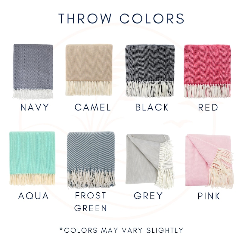 Puede incluir: Exhibici&oacute;n de ocho mantas en varios colores, incluyendo azul marino, camel, negro, rojo, aguamarina, verde hielo, gris y rosa. Cada manta tiene un borde con flecos y est&aacute; etiquetada con su nombre de color. El texto "THROW COLORS" est&aacute; en la parte superior.