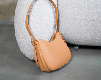 Bolso bandolera de piel beige, estilo minimalista, ideal para regalo personalizado.