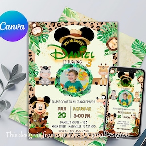 Könnte beinhalten: Eine Dschungel-Motto-Geburtstagseinladung für einen Jungen, der drei Jahre alt wird. Die Einladung zeigt eine Zeichentrickfigur von Mickey Mouse, der einen Safarihut trägt und eine Lupe hält. Die Einladung ist mit grünen Blättern, Tiermuster und einem Foto des Geburtstagskindes verziert. Der Text auf der Einladung lautet "Sie sind eingeladen" und "Daniel wird 3 Jahre alt".