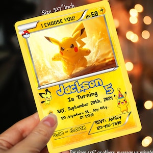 Puede incluir: Una invitaci&oacute;n de fiesta de cumplea&ntilde;os de Pokemon amarilla y negra con Pikachu. La invitaci&oacute;n es una tarjeta de 12,7 x 17,8 cm con el texto "Jackson cumple 5 a&ntilde;os" y los detalles de la fiesta. El texto "&iexcl;Te elijo a ti!" est&aacute; en la parte superior de la tarjeta, y el texto "HP 60" est&aacute; en la esquina superior derecha.