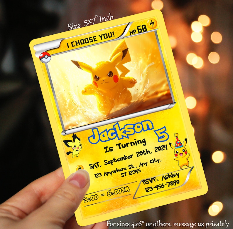 Puede incluir: Una invitaci&oacute;n de fiesta de cumplea&ntilde;os de Pokemon amarilla y negra con Pikachu. La invitaci&oacute;n es una tarjeta de 12,7 x 17,8 cm con el texto "Jackson cumple 5 a&ntilde;os" y los detalles de la fiesta. El texto "&iexcl;Te elijo a ti!" est&aacute; en la parte superior de la tarjeta, y el texto "HP 60" est&aacute; en la esquina superior derecha.