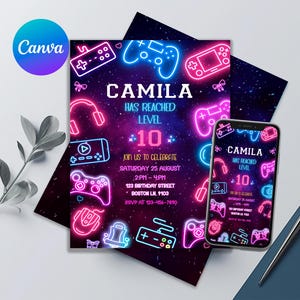 Op de afbeelding: Een uitnodiging met gamethema met een achtergrond van een melkwegstelsel, met neonroze en blauwe controllergraphics. De uitnodiging luidt "CAMILA HAS REACHED LEVEL 10" en bevat evenementdetails. Een smartphone toont hetzelfde ontwerp.