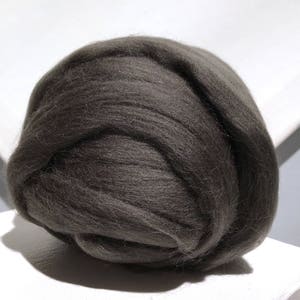 Kohlenstoff, Warm Grey Merino Kammzug: Filzwolle , Spinnfaser (32 g)