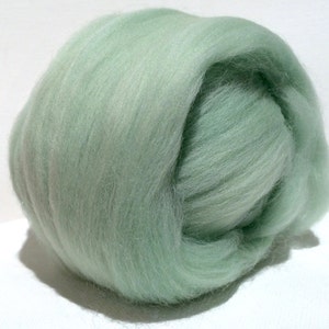 Merino Mint Roving, fibra para hilado con aguja, merino, lana, roving, 1 oz, verde menta, roving verde pálido