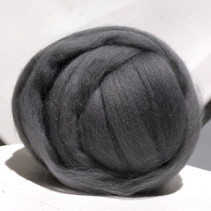 Zinngrauer Merino-Kammzug, Oberteil: dunkelgraue Filzwolle, Spinnfasern (32 g/qm)