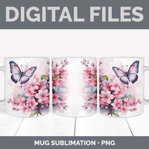 Pu&ograve; includere: Una tazza in ceramica bianca con una farfalla rosa e viola e fiori rosa su uno sfondo bianco. La tazza &egrave; un design di sublimazione.