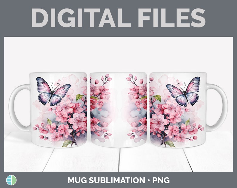 Pu&ograve; includere: Una tazza in ceramica bianca con una farfalla rosa e viola e fiori rosa su uno sfondo bianco. La tazza &egrave; un design di sublimazione.