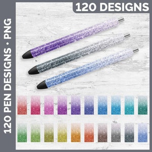 Op de afbeelding: 120 digitale penontwerpen in verschillende glitterkleuren. De ontwerpen zijn te zien op drie pennen met een verloop van paars, grijs en blauw glitter. Een voorbeeld van de 120 ontwerpen is te zien onder de pennen.