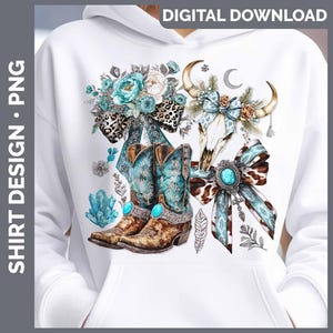Puede incluir: Sudadera con capucha blanca con un diseño digital que presenta botas de vaquero turquesas, arreglos florales, una calavera de vaca y lazos. El diseño incluye el texto "DIGITAL FILES SHIRT DESIGN • PNG".