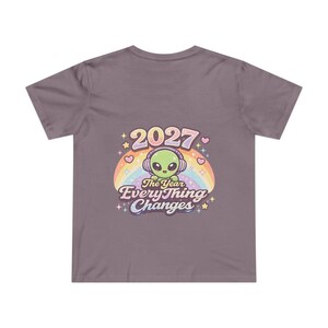 Camiseta "Todo cambia" 2027, estampado en la espalda, linda camiseta de alienígena, camiseta estética pastel, camiseta espiritual, regalo inspirado en Bashar.