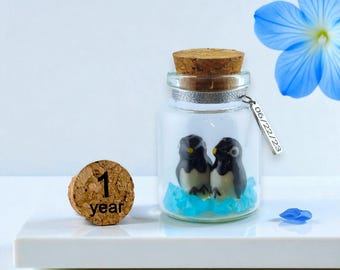 Regalo personalizado para el primer aniversario de bodas, miniatura en botella, pingüinos enamorados, recuerdo simbólico, inusual