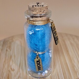 Regalo personalizado para el séptimo aniversario de bodas de lana, regalo para esposa, esposo, pareja, amigo, mini botella, regalo creativo, regalo de bodas de 7 años