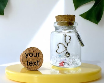Cadeau voor arts, aandenken afstuderen, verjaardag nieuwe baan pensioen symbolische minifles, handgemaakt gepersonaliseerd