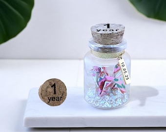 Regalo personalizado para el primer aniversario en papel, botella personalizada en miniatura con pájaro, tarjeta simbólica como regalo alternativo.