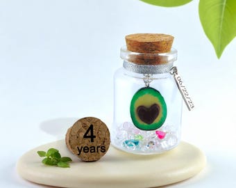 Regalo personalizado para el 4.º aniversario de bodas con fruta: botella en miniatura con relleno simbólico de aguacate, un recuerdo inusual.