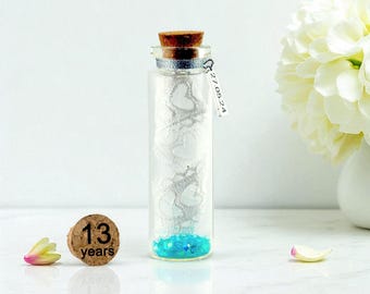 Regalo personalizado para el 13.º aniversario de bodas con encaje, botella simbólica miniatura creativa, tarjeta alternativa en cualquier idioma.