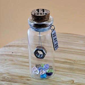 11. Stahlhochzeitstag personalisiertes Geschenk, Geschenk für Frau Mann Freunde Paar, Mini Flasche kreatives Geschenk, 11 Jahre Jubiläum