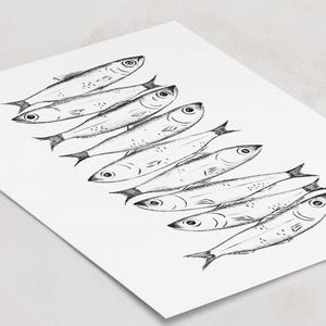 Puede incluir: Una ilustraci&oacute;n en tinta negra sobre fondo blanco que presenta una disposici&oacute;n diagonal de siete peces. Cada pez est&aacute; representado con un detallado trabajo de l&iacute;neas, mostrando escamas, aletas y ojos, en un patr&oacute;n repetido en la p&aacute;gina.