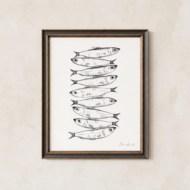 Puede incluir: Una ilustraci&oacute;n en tinta negra y blanca enmarcada que presenta una pila vertical de nueve peces. Los peces est&aacute;n dibujados en un estilo lineal detallado, orientados horizontalmente y superpuestos uno sobre otro. La obra est&aacute; en un marco oscuro.