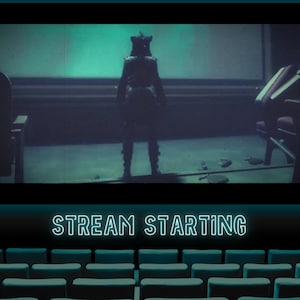 Może przedstawiać: Kino z dużym ekranem, na którym widać osobę w ciemnym pomieszczeniu. Na ekranie widnieje napis "STREAM STARTING".