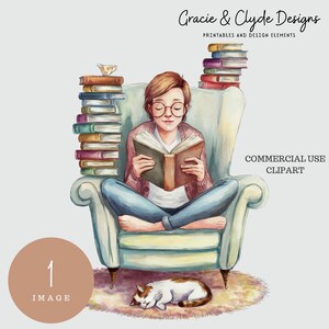 Puede incluir: Una ilustración de acuarela de una persona sentada en un sillón azul leyendo un libro. La persona lleva un suéter rosa y pantalones vaqueros azules. Hay pilas de libros en un estante detrás de la persona. Un gato está durmiendo en una alfombra delante de la silla. El texto "COMMERCIAL USE CLIPART" está en la esquina superior derecha de la imagen.