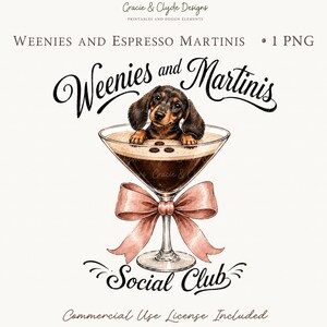Puede incluir: Ilustración digital de un cachorro de perro salchicha en una copa de martini de café. La copa tiene un lazo rosa y la inscripción "Weenies and Martinis Social Club". La imagen incluye el texto "Gracie & Clyde Designs" y "Commercial Use License Included".