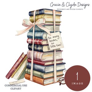 Può includere: Illustrazione ad acquerello di una pila di libri legati con un nastro e un fiocco rosa. I libri hanno dorsi di vari colori e un'etichetta con la scritta "So many books, so little time!". Sono presenti anche un paio di occhiali e una piccola pila di libri.