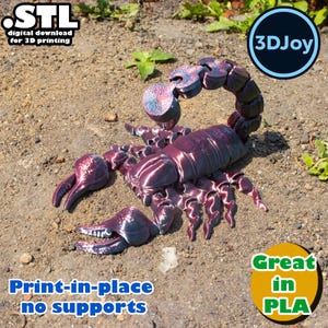 Puede incluir: Un modelo de escorpión impreso en 3D en tonos morados y azules, sobre una superficie arenosa. El modelo presenta segmentos articulados y pinzas detalladas. El texto en la imagen dice "Print-in-place no supports" y "Great in PLA". El logotipo de 3DJoy también es visible.