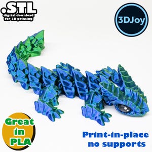Puede incluir: Un lagarto impreso en 3D azul y verde con una superficie texturizada. El lagarto se imprime en su lugar y no requiere soportes. La imagen incluye el texto "STL digital download for 3D printing" y "3DJoy".