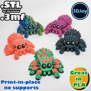 Puede incluir: Cinco modelos de arañas impresos en 3D en diferentes colores: azul, rosa, verde, negro y naranja. Las arañas tienen ojos grandes y están diseñadas para imprimirse en su lugar sin soportes. El texto "STL digital download for 3D printing .3mf" y "3DJoy" es visible en la imagen. El texto "Print-in-place no supports" y "Great in PLA" también es visible en la imagen.