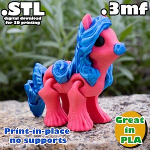 以下が含まれることがあります： 青とピンクの3Dプリントされたポニーの置物で、青いたてがみと尻尾があります。この置物は、サポートなしでそのまま印刷されるように設計されています。画像には、「STL digital download for 3D printing」と「.3mf」のテキストが表示されています。「Print-in-place no supports」と「Great in PLA」のテキストも画像に表示されています。