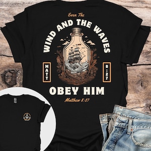 Christelijk T-shirt met tekst uit Matteüs 8:27 | Inspirerend op geloof gebaseerd scheepsontwerp | T-shirt &#39;Zelfs de wind en de golven gehoorzamen hem&#39;